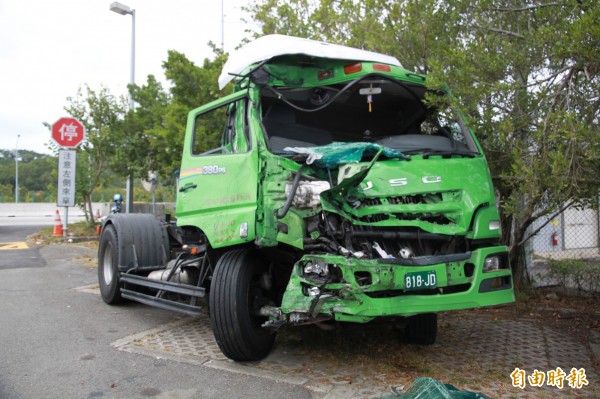 追撞國光號的的大貨車右車頭嚴重凹陷，顯見當時撞擊力大之猛。（記者鄭鴻達攝）