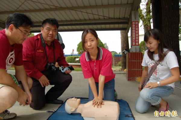 南市溪北唯二女義消之一王董誼（右二）指導民眾學習CPR，鹽水消防分隊長陳中和（左二）滿意其執勤和服務民眾獲好評。（記者楊金城攝）