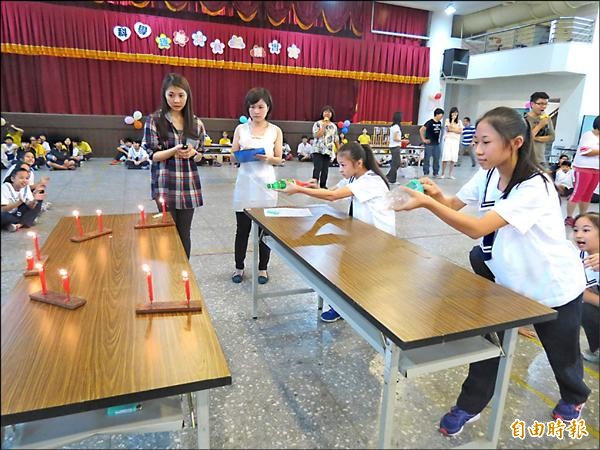 光明國中設計科學遊戲，讓學生寓教於樂。（記者蘇孟娟攝）