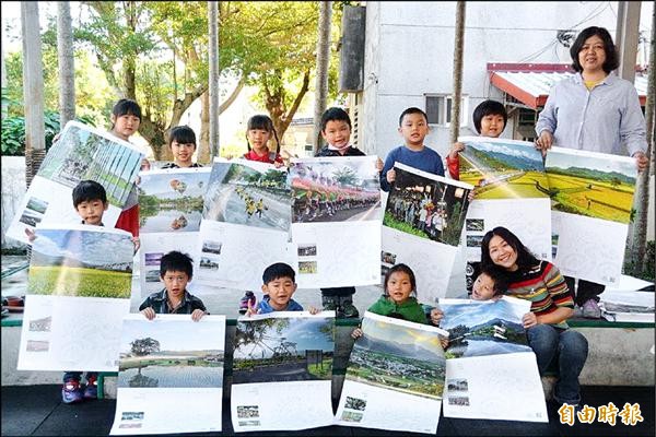 關山鎮幼兒園小朋友從剛出爐的「關山、米鄉的滋味」月曆中，票選出最能代表關山的景點。（記者王秀亭攝）