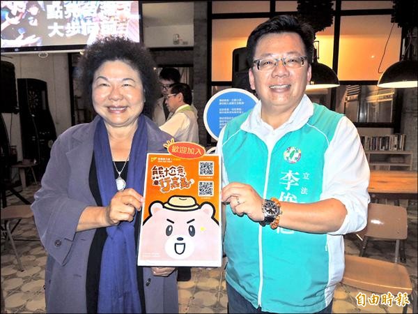 高雄市長陳菊（左）昨為民進黨參選人李俊俋推出的手機APP代言宣傳。（記者王善嬿攝）