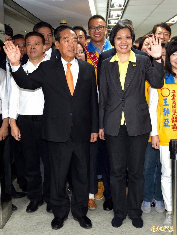 親民黨總統參選人宋楚瑜與民國黨主席徐欣瑩搭配參選正副總統。（資料照，記者羅沛德攝）