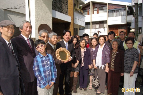 南市歷史名人吳新榮故居舉行掛牌儀式，台南市長賴清德感念吳新榮對文學創作的執著與保存地方文獻所作貢獻。（記者王涵平攝）