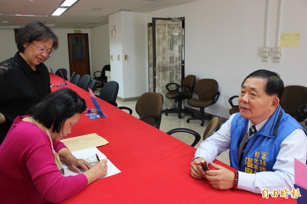 前彰化市長溫國銘，今天親自到縣選委員會領取立委參選表格，何時登記，他語帶保留。（記者張聰秋攝）