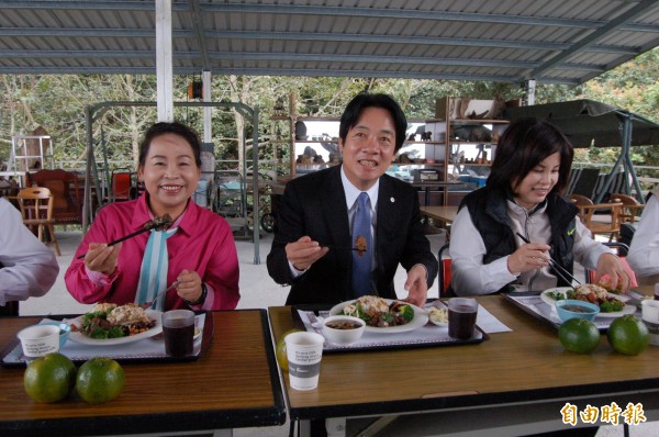 台南市長賴清德品嘗東山咖啡餐，命名「東山再起餐」，希望民眾到東山一遊、品嘗過咖啡美食，所有不如意、不愉快都能拋諸腦後，每個人都能重新出發、東山再起。（記者王涵平攝）