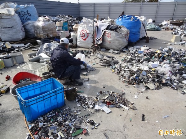 台南環檢警利用空拍蒐證，查緝環境犯罪案件，，查獲一家非法廢棄物處理業者。（記者蔡文居攝）