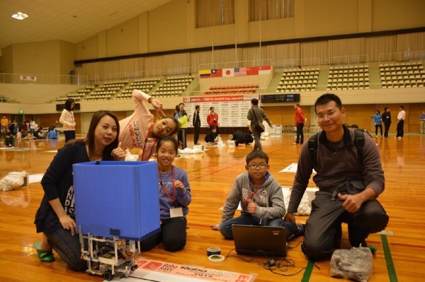 經過集思廣益及努力，南市國中、小學校團隊獲得二０一五RoboRAVE日本國際機器人大賽各類組冠軍。（圖：南市教育局提供）