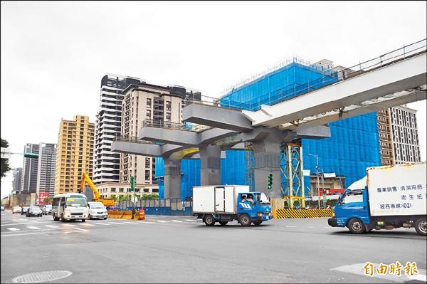 新莊區思源路沿線有捷運環狀線幸福站和新北產業園區等捷運站，其中新北產業園區站與機場捷運共構，頭前重劃區一帶居民盼望能在兩處捷運站前興建跨越思源路天橋，圖為幸福站前方路口。（記者郭顏慧攝）