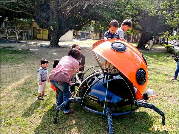 賴銘傳以水塔創作的大瓢蟲，成了水林鄉立幼兒園學童的大玩偶。（記者陳燦坤攝）