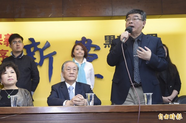 新黨主席郁慕明26日在記者會中宣布了包括葉毓蘭、邱毅在內的部分不分區立委名單。（記者叢昌瑾攝）