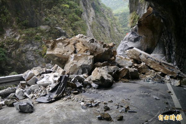 中橫公路172.4K靠近慈母橋東端，今天上午8時許，發生落石意外，近千噸落石砸中一輛小客車，車內79歲李姓駕駛逃過一劫，而坐在副駕駛座的林姓老婦則當場死亡。（記者王峻祺攝）