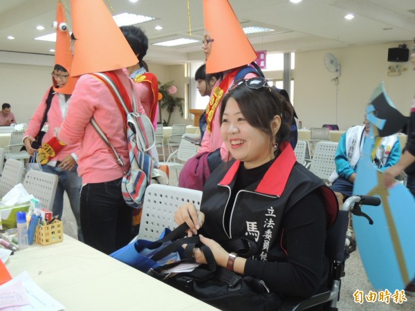 不向命運低頭的罕病單親媽馬凱妮，上午登記參選立委（記者王榮祥攝）