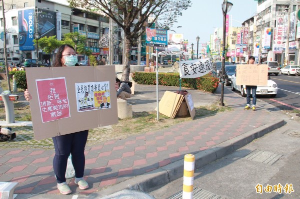「身體力行,抵制頂新味全林鳳營鮮奶行動聯盟」齊聚彰化地院旁公園,高舉抗議標語,希望全民一起關注頂新案。(記者陳冠備攝) 「身體力行,抵制頂新味全林鳳營鮮奶行動聯盟」齊聚彰化地院旁公園,高舉抗議標語,希望全民一起關注頂新案。(記者陳冠備攝)
