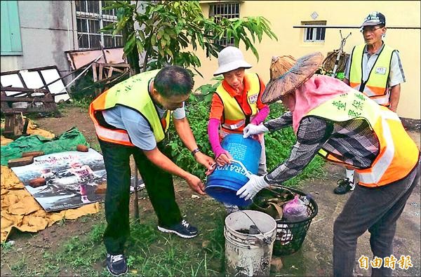 今年登革熱疫情嚴峻，讓民眾意識到防治工作的重要性。（記者吳俊鋒攝）