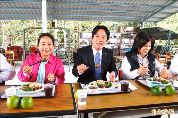 台南市長賴清德品嘗東山咖啡餐，命名「東山再起餐」，希望民眾到東山一遊、品嘗過咖啡美食，所有不如意都能拋諸腦後，每個人都能重新出發、東山再起。（記者王涵平攝）