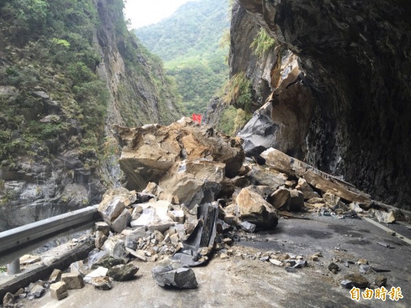 中橫公路172.4K傳出落石擊中轎車。（記者王峻祺攝）