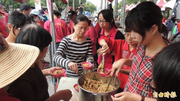 屏東國際粄條節「粄條百匯美食大賞」登場，現場安排美食品嚐。（記者羅欣貞攝）