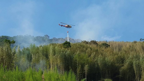 桃園市復興山區發生山林火警，消防局申請直升機灑水灌救。（桃園市政府消防局提供）