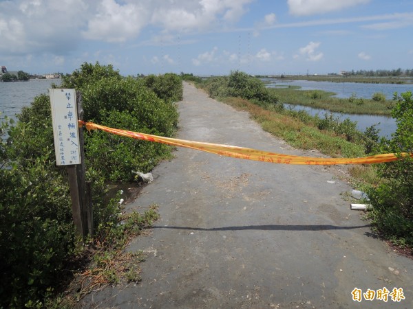 台糖雲嘉區處在下湖口濕地拉起封鎖線，防止車輛進入。（記者陳燦坤攝）