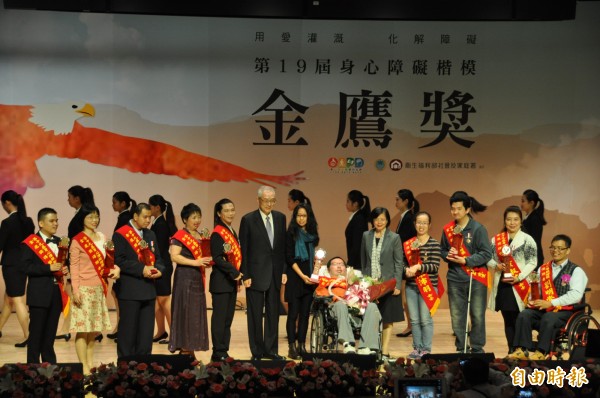 衛生福利部下午在國立台灣圖書館舉行「第19屆身心障礙楷模金鷹獎」表揚典禮，副總統吳敦義到場頒獎表揚呂文貴等10位傑出身障人士。（記者郭顏慧攝）