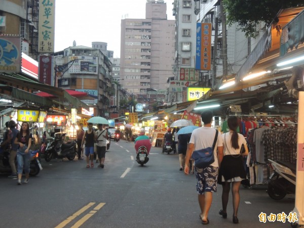 樂華夜市受害居民自救會呼籲居民白天把汽機車開出來佔領馬路。（記者翁聿煌攝）