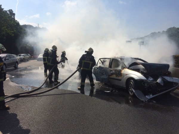 國道3號北上38K處，今天中午發生車禍，4部自小客車發生追撞，其中2車起火燃燒，現場發現1具焦屍。（記者吳仁捷翻攝）