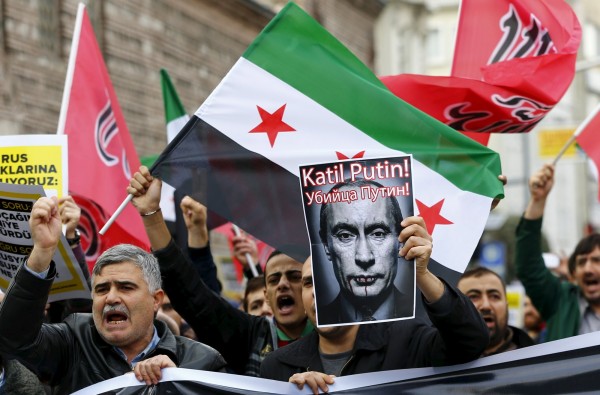 土耳其反俄、反普廷示威者上街，高聲抗議，並拿著寫有「刺殺普廷」字樣的海報。（路透）