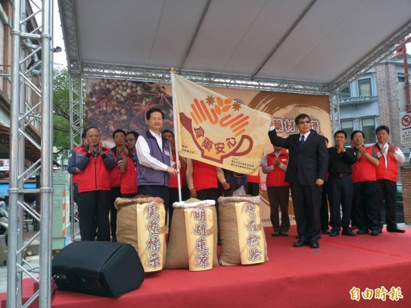 台北市衛生局強化具地方特色的「迪化街藥食兩用中藥材」安全管理，今天舉辦誓師及表揚大會。（記者謝佳君攝）