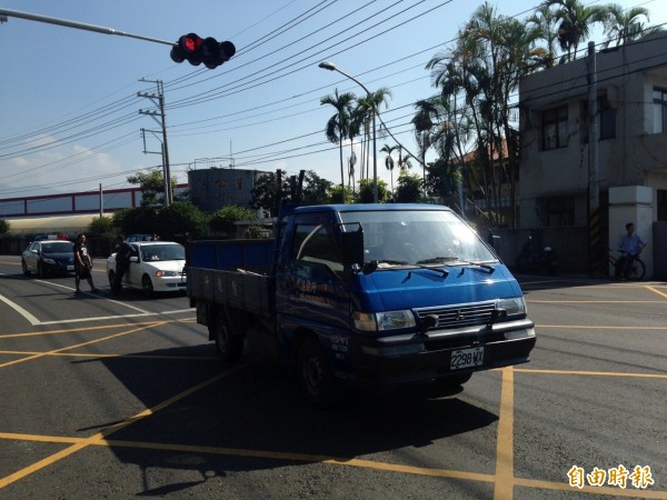 黃姓男子駕駛小貨車停紅燈時猝死在車上，被發現時車子還在發動。（記者余雪蘭攝）