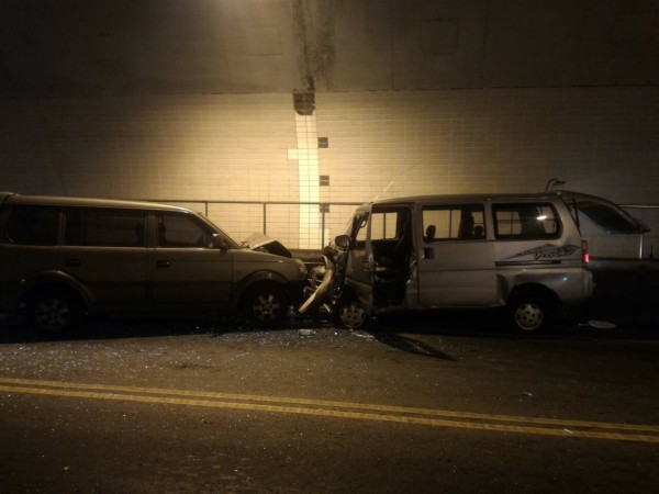 吳姓駕駛在平雙隧道內遭到對向車輛逆向衝撞，車頭近全毀，所幸並無生命危險（記者吳昇儒翻攝）