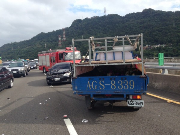 國道發生3號車擦撞事故。（記者余衡翻攝）