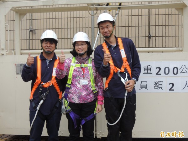 北市勞動局長賴香伶（中）今特地親自上陣，搭乘吊籠模擬清洗台北市政府外牆，呼籲事業單位做足安全防護。（記者葉冠妤攝）