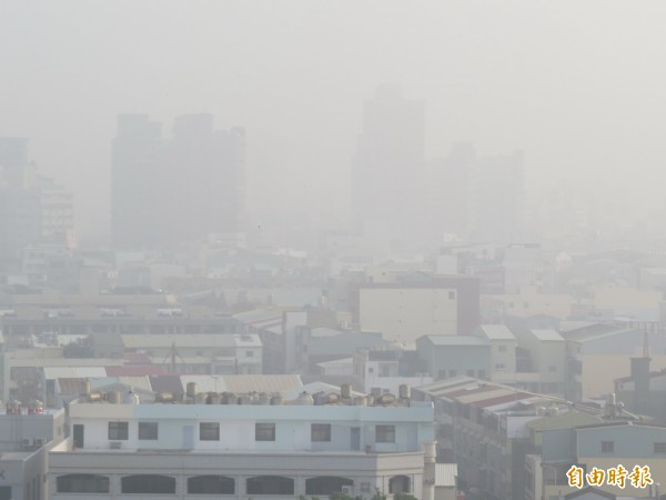 台南市近來頻傳空污紫爆危機，圖為今年11月9日台南的天空，灰濛濛一片。（記者蔡文居攝）