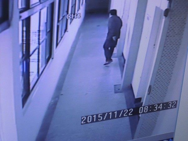 邱姓男子行竊學校宿舍行徑全被監視器拍攝下來。（記者廖淑玲翻攝）（記者廖淑玲攝）