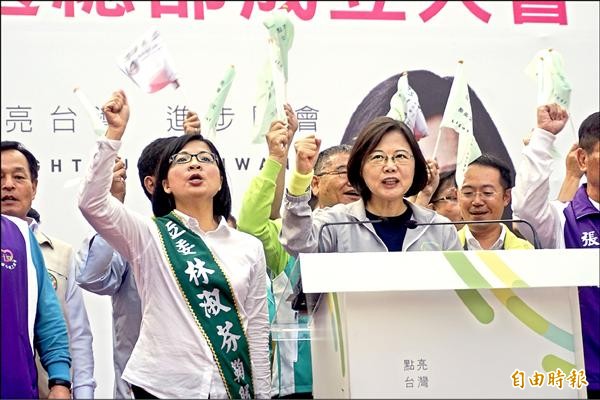 民進黨總統候選人蔡英文（右）與立委候選人林淑芬（左）昨天舉辦聯合競選總部成立大會。（記者張安蕎攝）