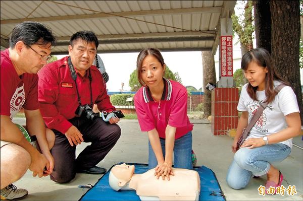 女義消王董誼（右二）指導民眾學習CPR，獲民眾好評。（記者楊金城攝）