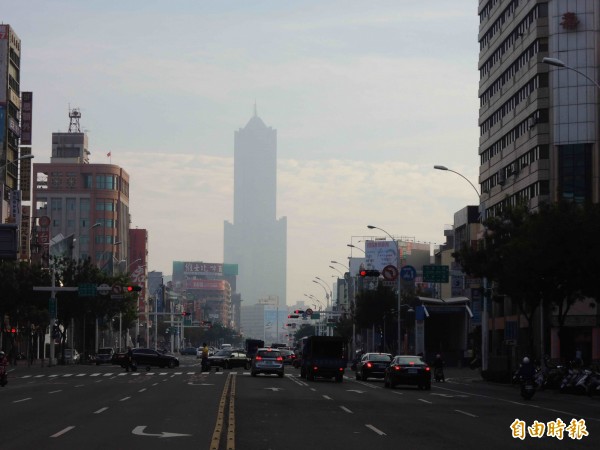 氣象局指出，因東北季風減弱，明大致為多雲到晴的天氣。另外，細懸浮微粒（PM2.5）指標明天高屏地區則是中至高等級。（資料照，記者黃旭磊攝）