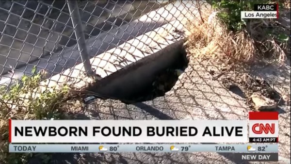美國洛杉磯康普頓上週五有一個女嬰被活埋在步道旁的坑洞裡。（圖擷自《CNN》）
