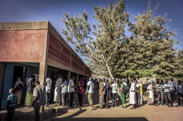 台灣友邦布吉納法索（Burkina Faso）29日舉行30年以來首場公開總統和國會選舉，即使氣溫飆破30度，大批大批的民眾還是一早就在投票所前排隊，投下神聖的一票。（EPA）