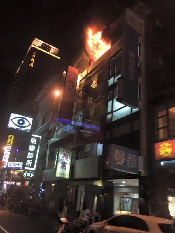 1名網友於爆料公社指出，今晚於高雄市青年二路的頂樓發生火警！（圖擷自爆料公社）