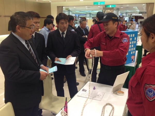 今天下午台北市消防局在大安區SOGO復興館舉辦防災宣導活動，現場教導CPR及講解防災救命知識。（記者姚岳宏翻攝）