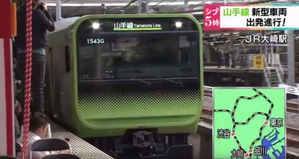 東京JR山手線列車13年來首次更換新車廂，昨天上路。（圖片取自NHK的YouTube）