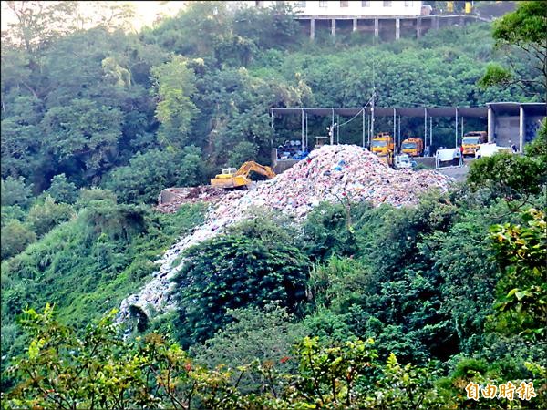 新竹縣竹東鎮面臨垃圾危機，鎮公所清潔隊重啟垃圾場堆置垃圾。（記者蔡孟尚攝）