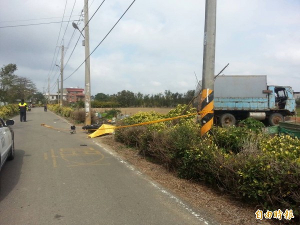 新竹縣新豐鄉瑞興村崁頭產業道路今天上午發生一起小貨車與機車的車禍事故，騎士當場死亡。（記者廖雪茹攝）