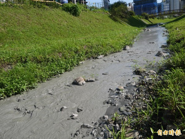 整條湯圍溪都遭殃，廢水污染整條溪水。（記者簡惠茹攝）