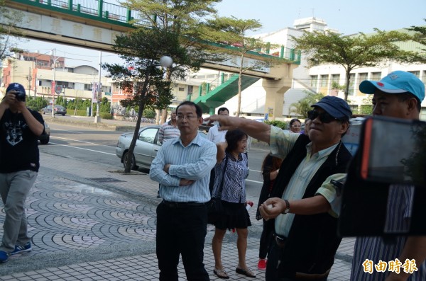不滿頂新被判無罪,王坤盛到頂新製油總部丟雞蛋抗議。(記者顏宏駿攝)
不滿頂新被判無罪,王坤盛到頂新製油總部丟雞蛋抗議。(記者顏宏駿攝)