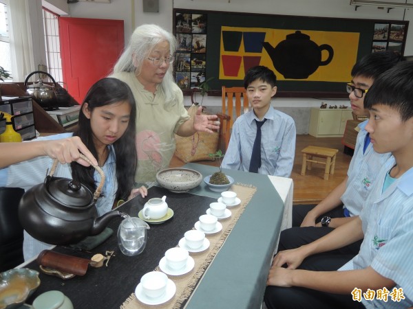 坪林國中的茶席教學將從下學期起全面實施。（記者翁聿煌攝）