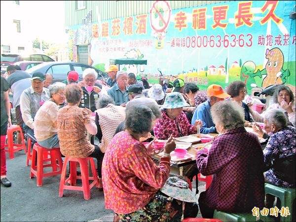 四湖鄉林厝寮開辦長青食堂，村內老人一起享用午餐。（記者鄭旭凱攝）