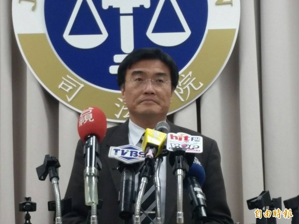 司法院人事處長黃麟倫開記者會,否認彰化地院院長蘇清恭因頂新案調職。(記者項程鎮攝) 司法院人事處長黃麟倫開記者會,否認彰化地院院長蘇清恭因頂新案調職。(記者項程鎮攝)