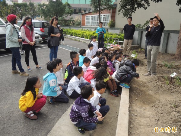 新竹縣政府今年以六家國小作為第一所環境教育示範基地，推廣食物森林及魚菜共生系統的概念，今天邀請梧桐環境整合基金會志工群向學生們解說。（記者廖雪茹攝）